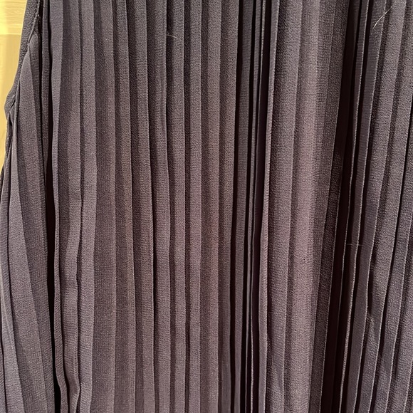 ❤️❤️SOLD Halston Blue Pleated Top❤️❤️ - Picture 2 of 5